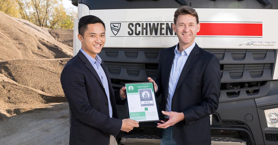 Daniel Piezonka (re.), Geschäftsführer der SCHWENK Beton Berlin-Brandenburg GmbH, nimmt von Andreas Tuan Phan (BTB) eines der Zertifikate entgegen.
